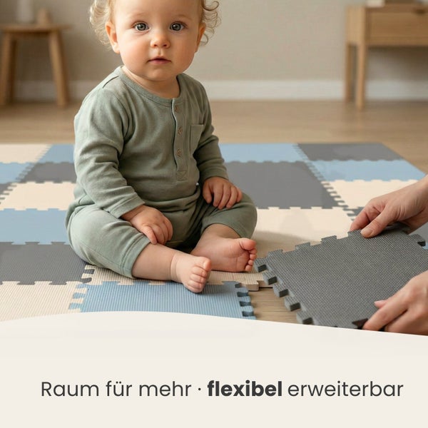 Ein Baby sitzt auf einer Puzzle-Spielmatte, die durch das Zusammenstecken einzelner Puzzleteile flexibel erweitert werden kann.