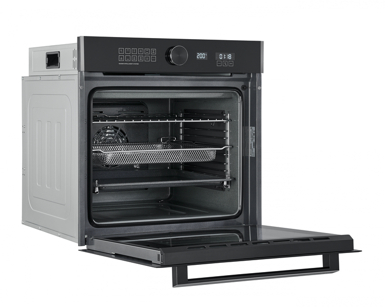 Einbaubackofen mit digitalem Bedienfeld und geöffneter Tür, inklusive Backblech und Frittierkorb.