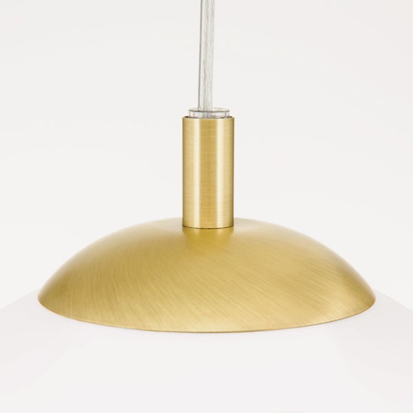 Moderne Pendelleuchte mit goldfarbenem Metallelement und Kabelaufhängung