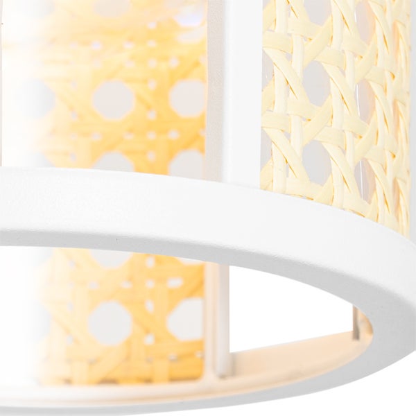 Detailaufnahme einer Lampe mit Rattanmuster und weißem Rahmen
