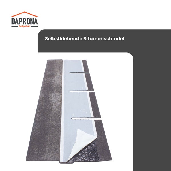 Selbstklebende Bitumenschindel von Daprona mit teilweise abgezogener Schutzfolie auf der klebenden Rückseite.