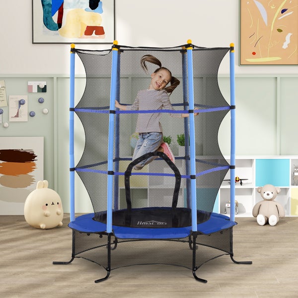 Kind auf blauem Kindertrampolin mit Sicherheitsnetz im Innenbereich