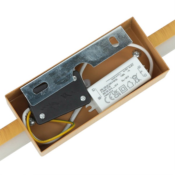 Detailansicht der elektrischen Komponenten einer Lampe, inklusive Montagehalterung und Anschlussklemmen