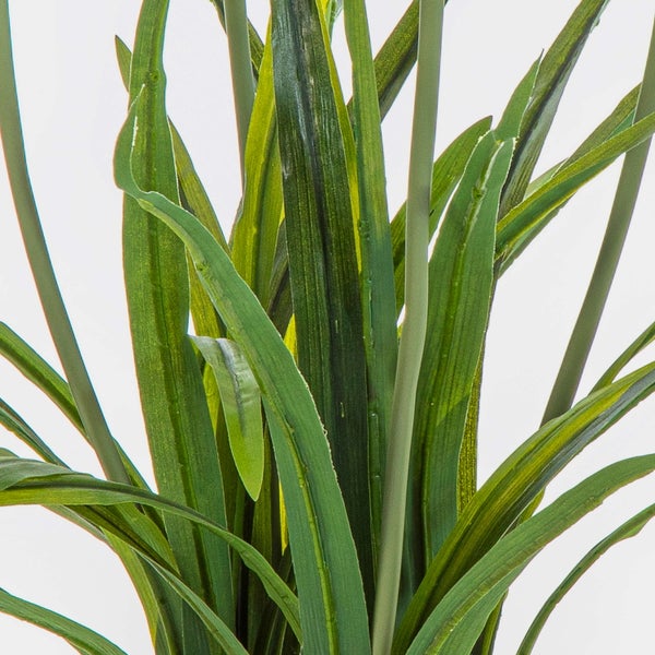 Nahaufnahme von grünen Blättern einer Kunstpflanze, Ziergras aus Kunststoff.