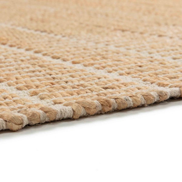 Nahaufnahme eines flachgewebten Teppichs aus Jute mit Streifenmuster.