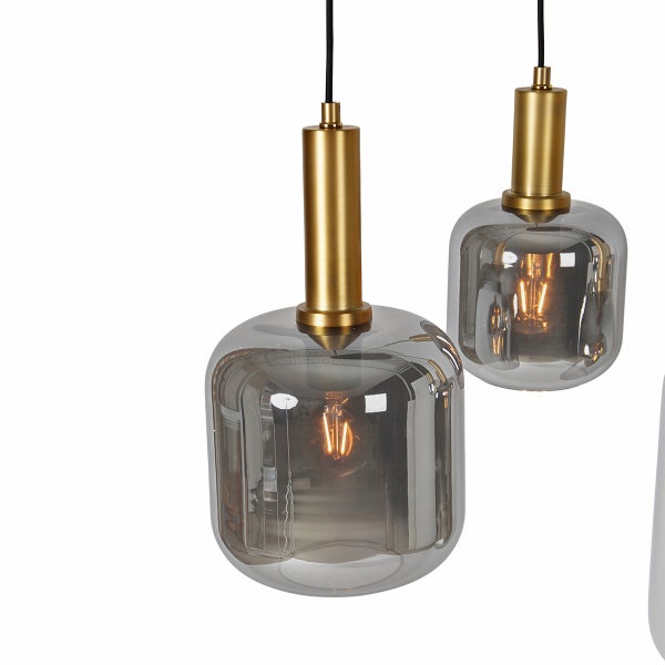 Zwei moderne Pendelleuchten mit zylindrischen Glaskörpern und metallischen Fassungen in einer Reihe hängend.