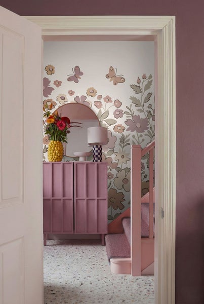 Flur mit Kommode, Spiegel, Lampe, Blumenvase und Blumentapete