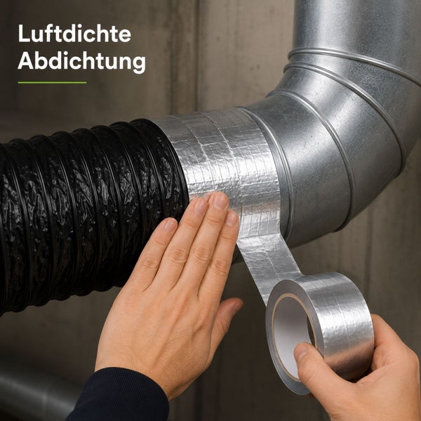 Hände bringen silbernes Klebeband an der Verbindung zwischen einem schwarzen Flexrohr und einem Lüftungsrohr aus Metall für eine luftdichte Abdichtung an.