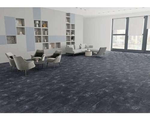 Moderner, geräumiger Wohnraum mit dunklem Boden in Marmoroptik, grauen Polstermöbeln und minimalistischen Wandregalen.