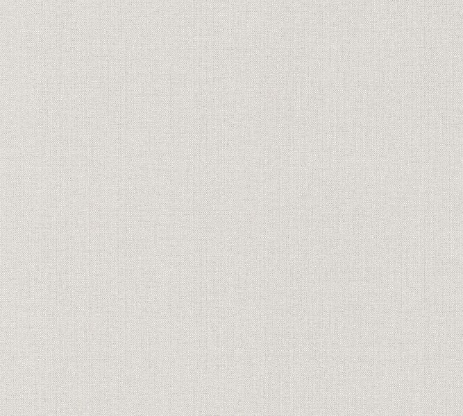 Handtuchhalter mit Handtuch im Badezimmer vor dem Fenster