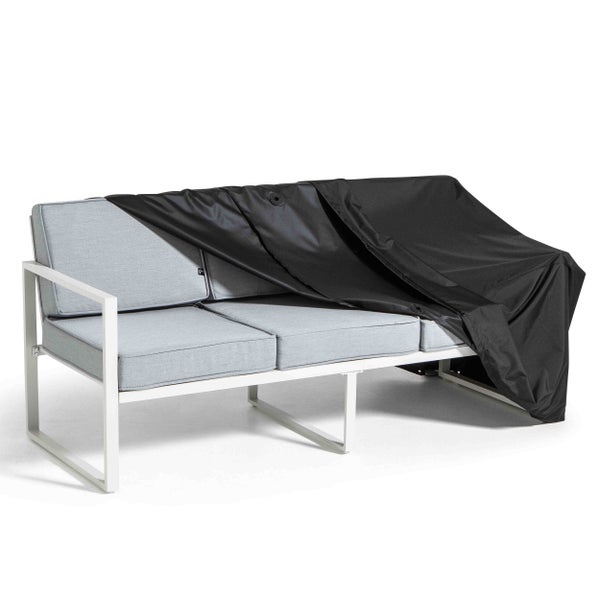 Dreisitzer Gartensofa mit Metallgestell und Polstern, teilweise mit einer schwarzen Schutzhülle abgedeckt.