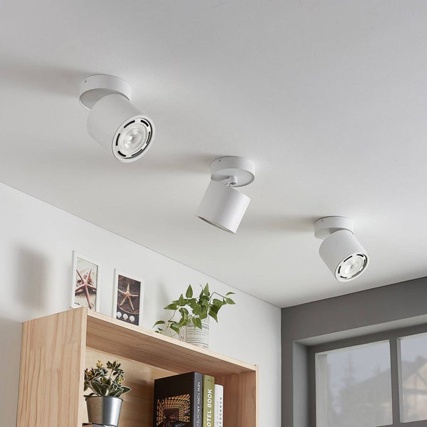 Drei weiße Deckenstrahler an einer Zimmerdecke