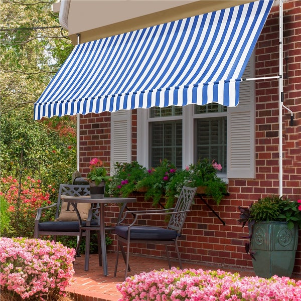 Szene mit einer Markise mit blau-weißen Streifen über einem Fenster, einem Tisch und Stühlen auf einer Terrasse