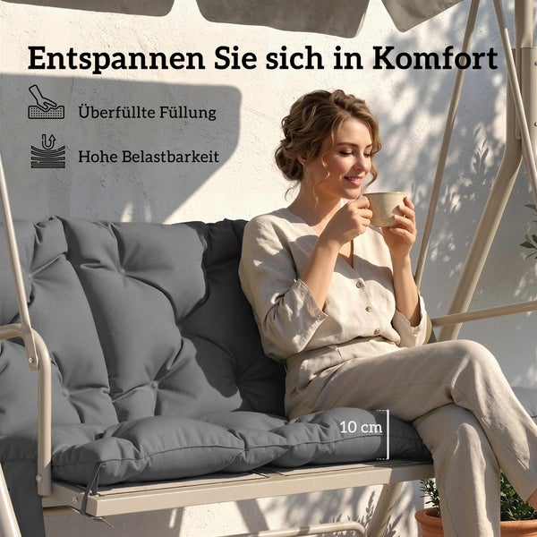Frau entspannt auf einer Hollywoodschaukel mit grauem Polster, 10 Zentimeter dicke Füllung und hohe Belastbarkeit.