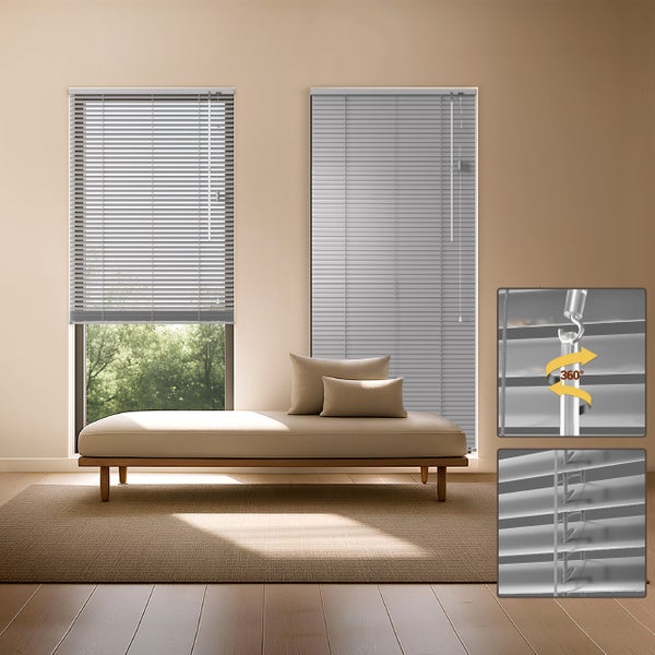Modernes Zimmer mit Aluminium-Jalousien an zwei Fenstern, beiger Recamiere und Detailansichten von 360 Grad Wendestab und Lamellenmechanismus.