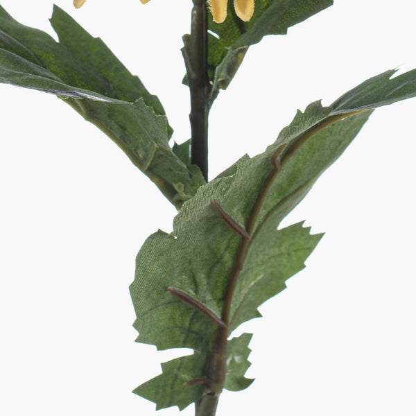 Kunstpflanze mit spitzen grünen Blättern aus Kunststoff.