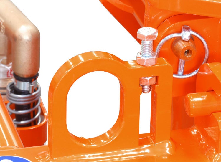 Detailansicht einer orangefarbenen Maschinenhalterung mit Metallbolzen, runder Öse und einem Sicherungsring.