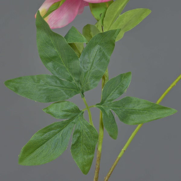 Künstliche rosa Pfingstrose mit einer offenen Blüte, einer Knospe und grünen Blättern.