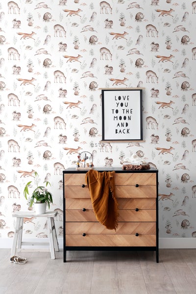 Kinderzimmer mit Tapete mit Waldtiermotiven, Kommode und Dekoration