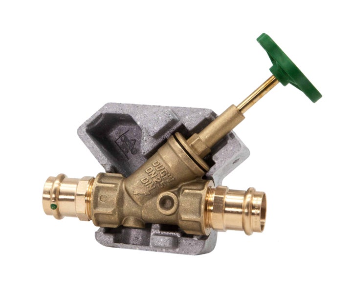 Schrägsitzventil aus Messing DN 25 mit Pressanschluss, grünem Handrad und grauer Dämmschale.