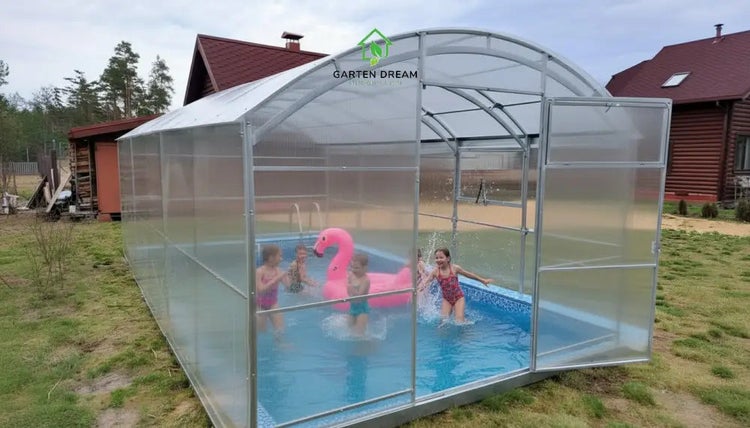 Poolüberdachung aus Polycarbonat mit Metallrahmen im Garten mit spielenden Kindern und Garten Dream Logo