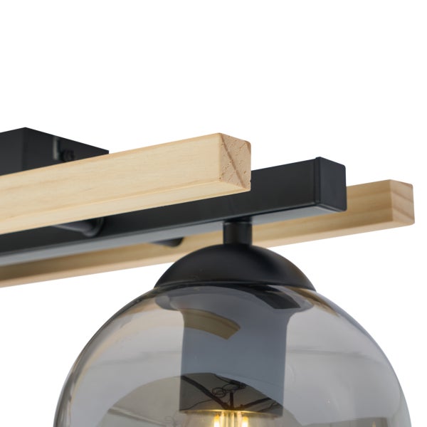 Deckenleuchte mit Holzleisten und runden Glasschirmen im modernen Design