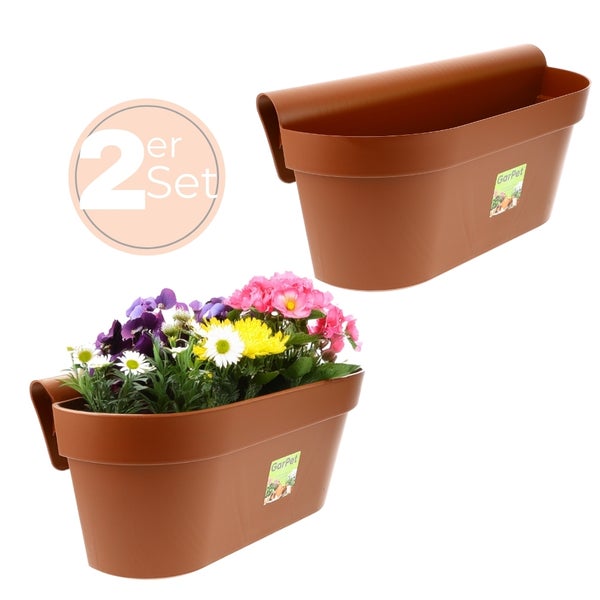 Zwei braune Blumenkästen zum Aufhängen, einer mit Blumen bepflanzt
