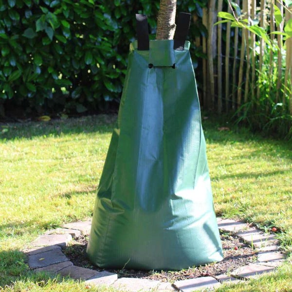 Baumbewässerungssack zur Bewässerung junger Bäume im Garten.