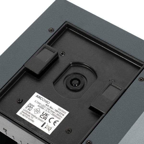 Typenschild einer Arcchio Außenleuchte mit 4000 Kelvin, 360 Lumen, Schutzart IP65, Schutzklasse drei, CE-Kennzeichnung und UKCA-Kennzeichnung.