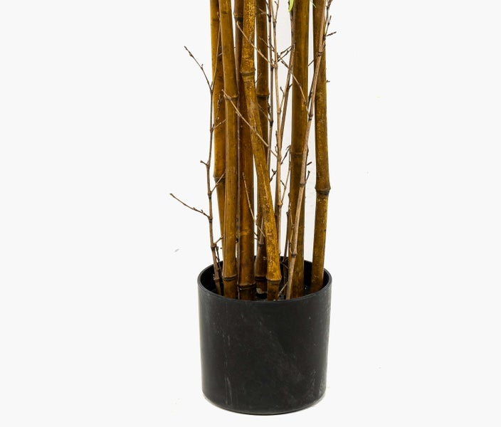 Künstliche Bambuspflanze mit naturgetreuen Halmen und Zweigen in einem schwarzen Topf.