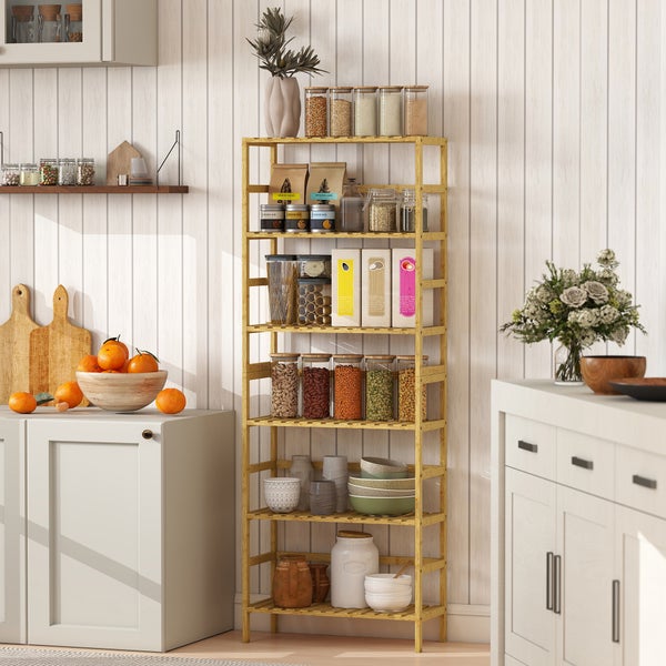 Bambus-Küchenregal mit sieben Ebenen, bestückt mit Vorratsgläsern, Schüsseln und Küchenzubehör in einer hellen Speisekammer.
