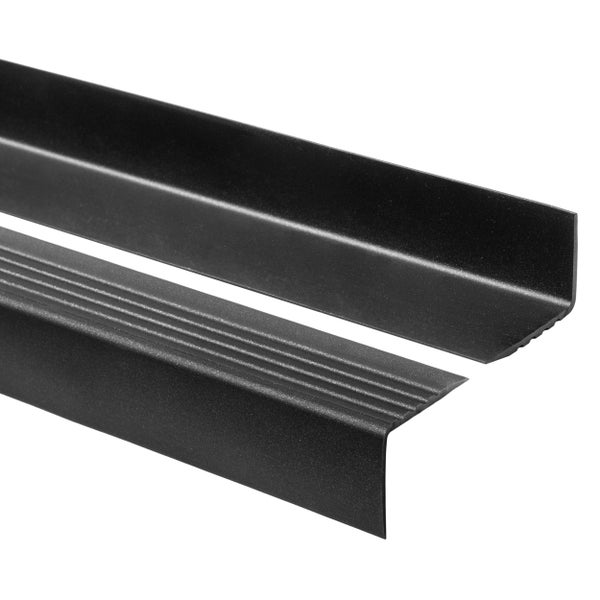 Treppenkantenprofil aus PVC in Schwarz, L-Form mit geriffelter Oberfläche für Rutschhemmung.
