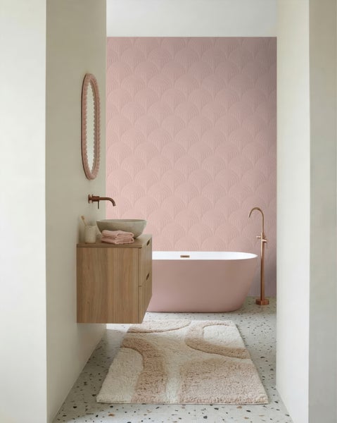 Modernes Badezimmer mit freistehender Badewanne, gemusterter Tapete, hängendem Holzwaschtisch mit Steinbecken und Kupferarmaturen.