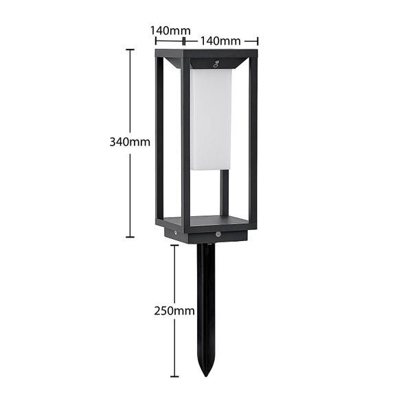 Schwarze Solar-Wegeleuchte mit Erdspieß. Maße: Höhe Leuchtkopf 340 Millimeter, Breite 140 Millimeter, Länge Erdspieß 250 Millimeter.