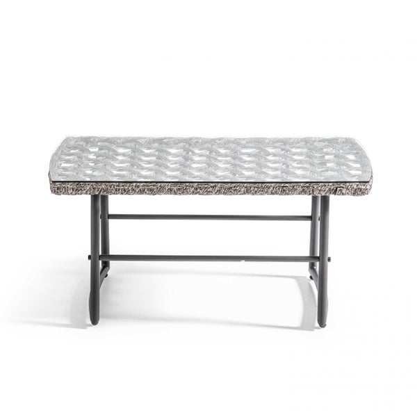 Gartenmöbel-Set bestehend aus einem Zweisitzer-Sofa, zwei Sesseln und einem Couchtisch mit Glasplatte. Gestell aus Metall und Geflecht mit grauen Polstern.