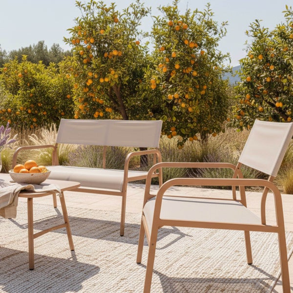 Modernes Gartenmöbel-Set aus Aluminium und Textilgewebe auf einer sonnigen Terrasse mit Orangenbäumen im Hintergrund.