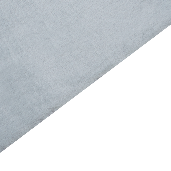 Strukturaufnahme eines weichen Kunstfellteppichs mit feiner Textur.