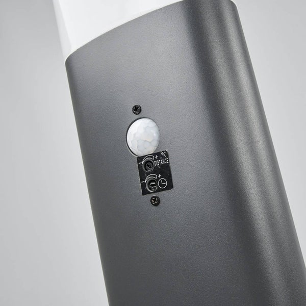 Detailansicht eines Bewegungssensors an einer Außenleuchte mit Einstellreglern für die Reichweite und die Einschaltdauer.