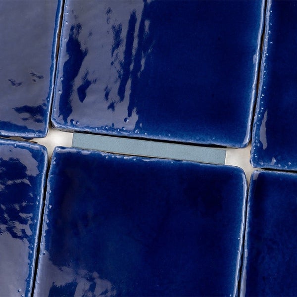 Quadratische Wandfliesen mit glänzender Oberfläche in Ziegeloptik für Innenbereiche.