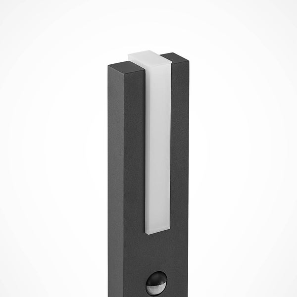 Moderne LED-Außenleuchte mit Bewegungsmelder und weißem Lichtelement in schlankem, anthrazitfarbenem Design.