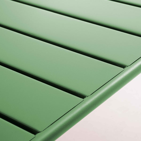 Detailansicht einer grünen Tischplatte aus Metall-Lamellen für Gartenmöbel.