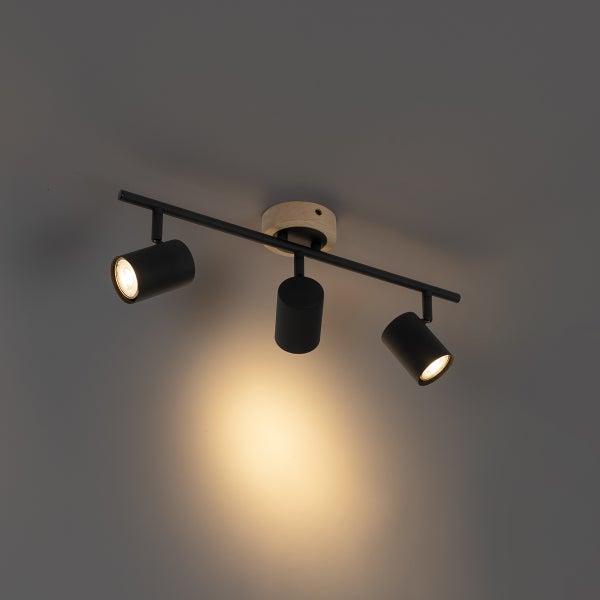 Deckenstrahler mit drei verstellbaren Leuchten aus Metall und Holz für eine moderne Innenbeleuchtung