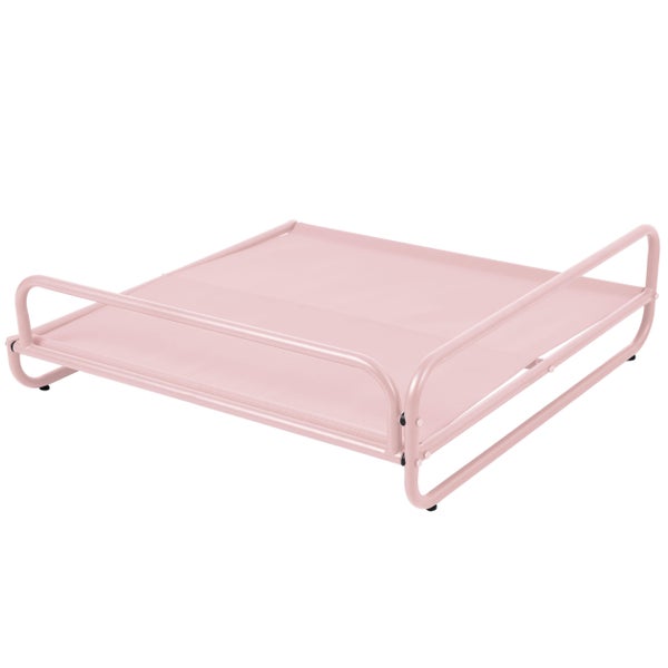 Erhöhtes Hundebett mit rosa Metallrahmen und rosa Stoffliegefläche.