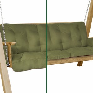 Hollywoodschaukel aus Holz mit gepolsterter grüner Sitzauflage und Kettenaufhängung.