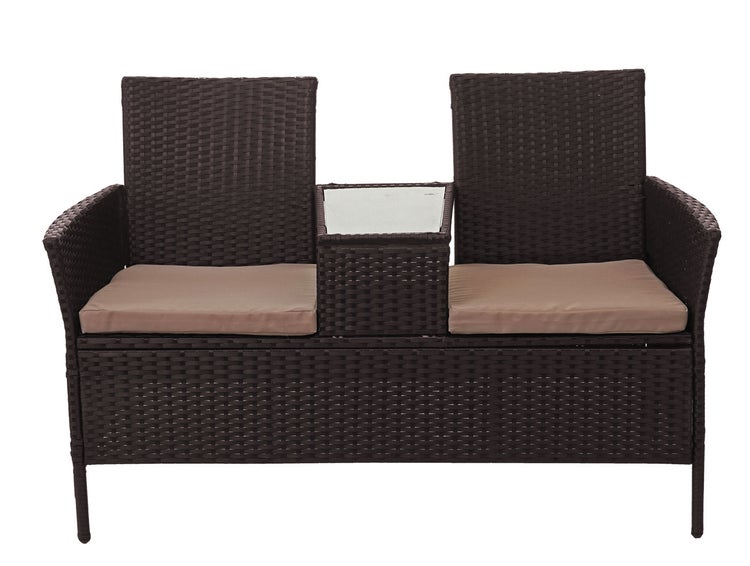 Braune Gartenbank aus Polyrattan, Zweisitzer mit integriertem Tisch und beigen Sitzkissen.