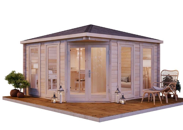 Modernes Gartenhaus aus hellem Holz mit Zeltdach, großen Glasfenstern, Doppeltür und Holzterrasse.