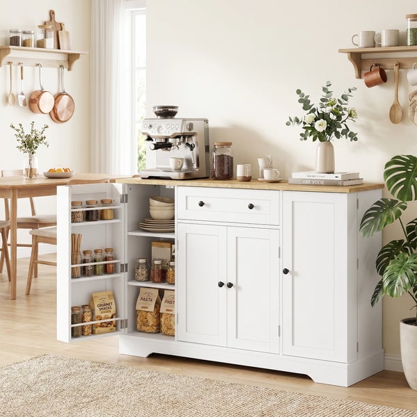 Weißes Küchenbuffet im Landhausstil mit Holzplatte, integriertem Gewürzregal in der Tür und Schublade in einem hellen, organisierten Esszimmer.
