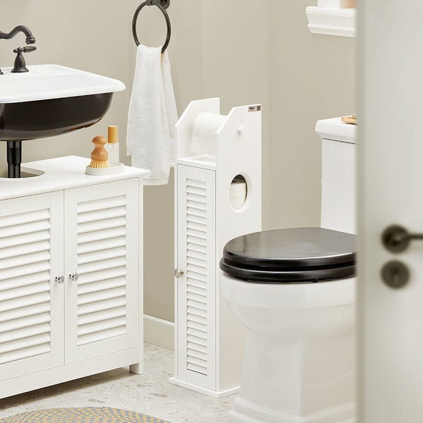 Badezimmer mit Waschbeckenunterschrank, Toilettenpapierhalter und Toilette