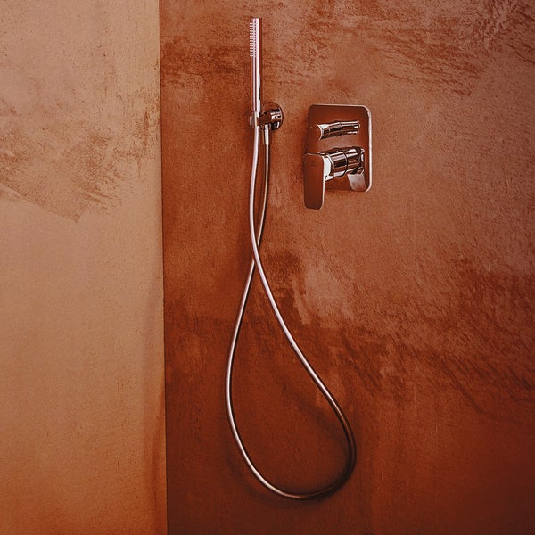 Aufputz Duscharmatur mit Brauseschlauch und Handbrause an einer strukturierten Wand