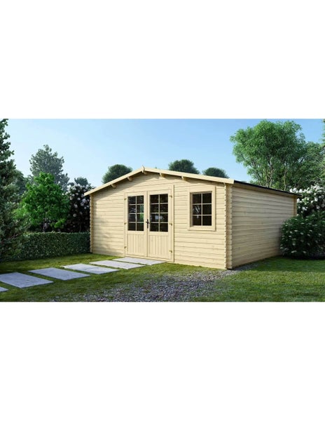 Helles Gartenhaus aus Holz in Blockbohlenbauweise mit Satteldach, Doppeltür und Fenster in einem gepflegten Garten.